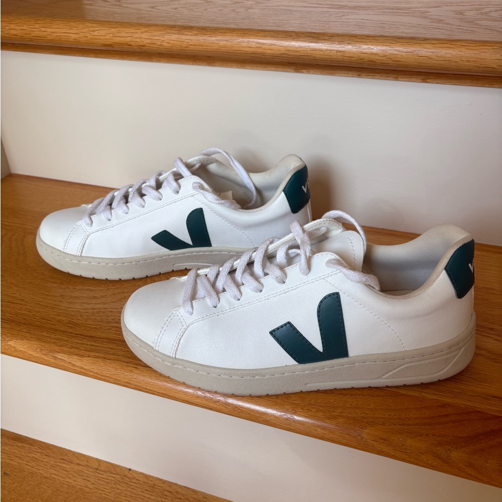 Veja sneaker, women’s size 8
Color is dark hunter green